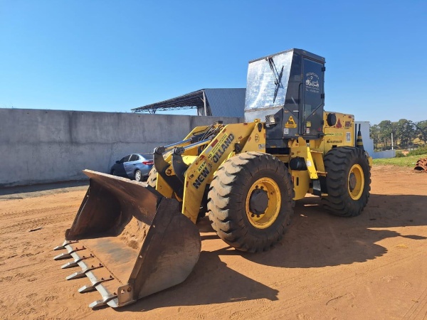 Pá Carregadeira New Holland 12C ano 2012
