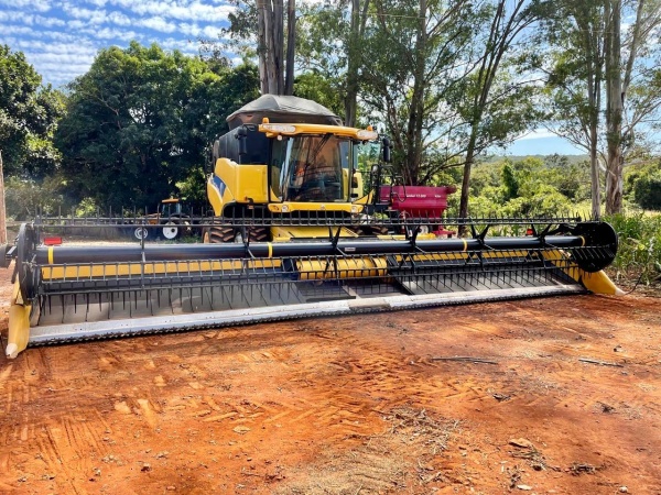 Colheitadeira New Holland CR 9060 ano 2008