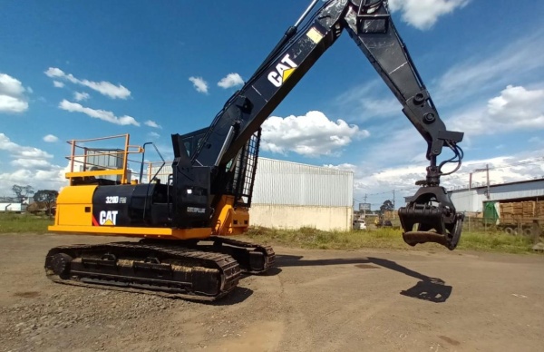 Escavadeira Caterpillar 320D ano 2015