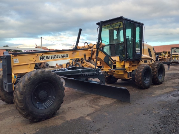 Motoniveladora New Holland RG140B ano 2010