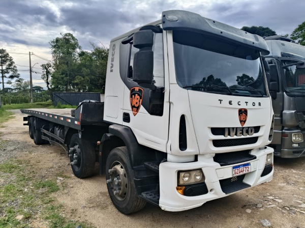 Caminhão Iveco TECTOR 240E25 ano 2011