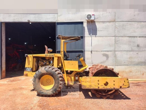 Rolo Compactador Caterpillar CP 533E ano 1998