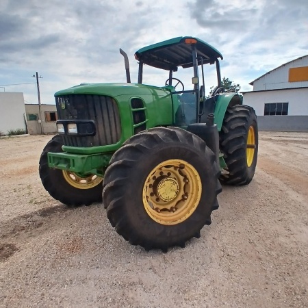 Trator John Deere 6145J ano 2013