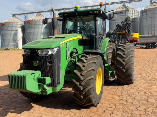 Trator John Deere 8335R ano 2012