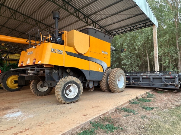Colheitadeira Valtra BC 7500 ano 2014