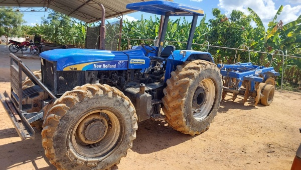 Trator New Holland 7630 ano 2010