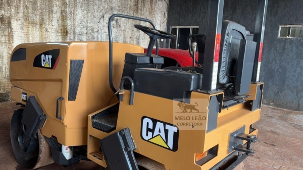 Rolo Compactador Caterpillar CB214 ano 2009
