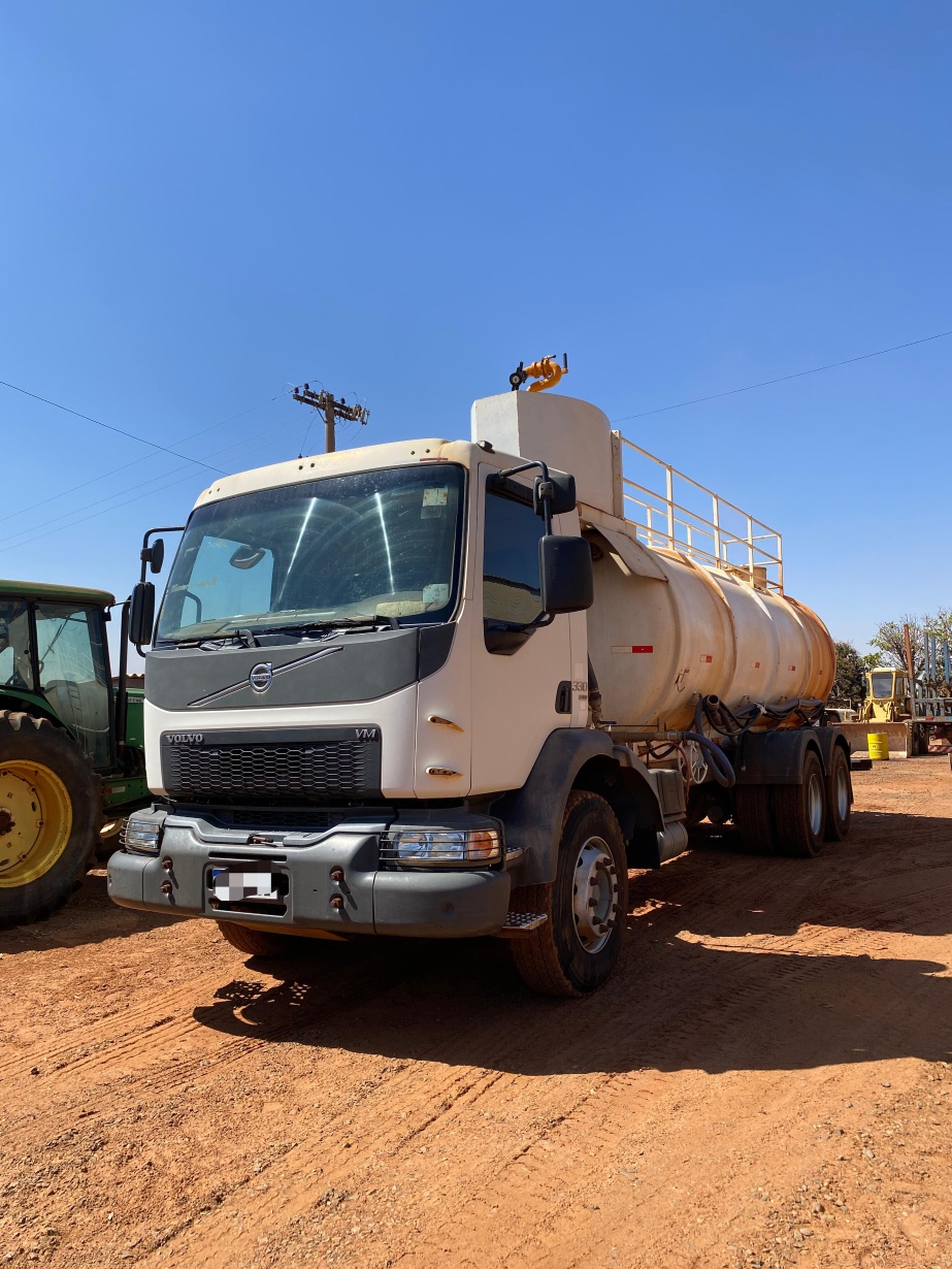Caminhão Volvo VM330 ano 2015