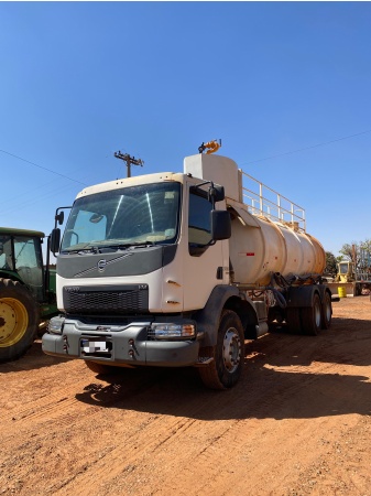 Caminhão Volvo VM330 ano 2015 - VM330 - Caminhões e Carretas