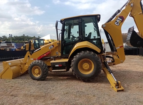 Retroescavadeira Caterpillar 416 ano 2025