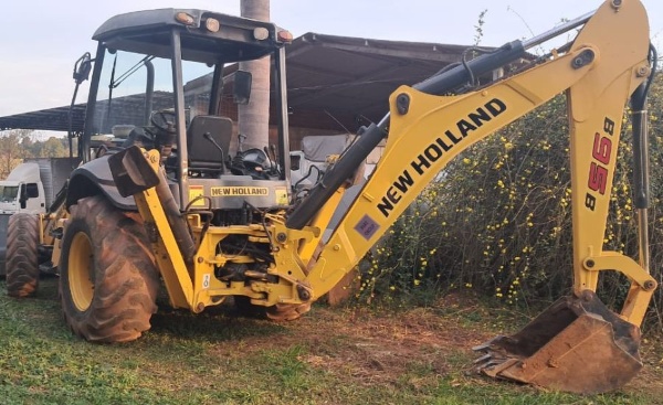 Retroescavadeira New Holland B95B ano 2012