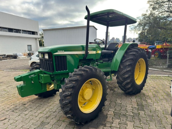 Trator John Deere 5603 ano 2010