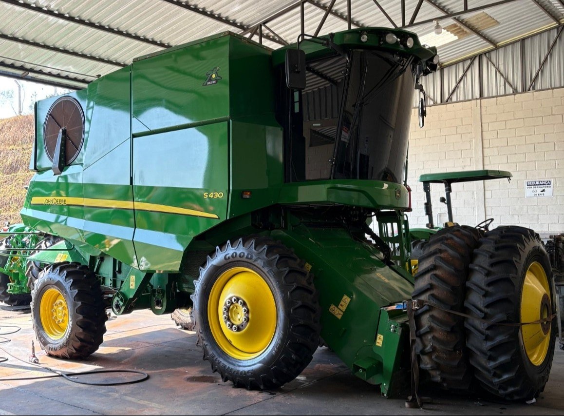 Colheitadeira John Deere S430 ano 2022