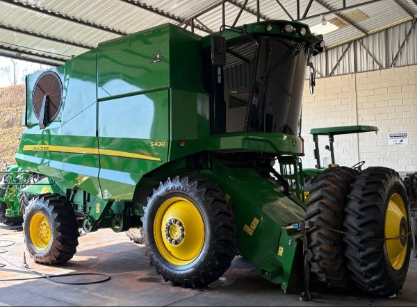 Colheitadeira John Deere S430 ano 2022