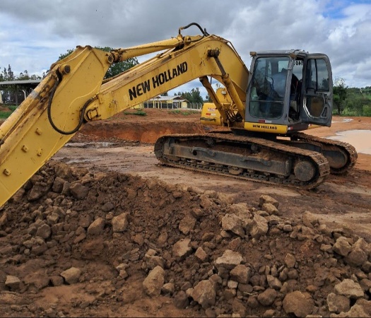 Escavadeira New Holland E215 ano 2010