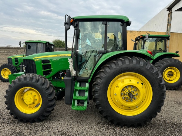 Trator John Deere 6125 J ano 2024