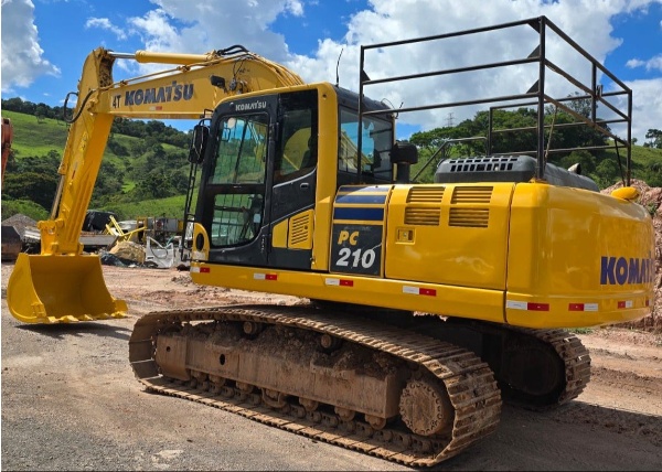 Escavadeira Komatsu PC210 ano 2020