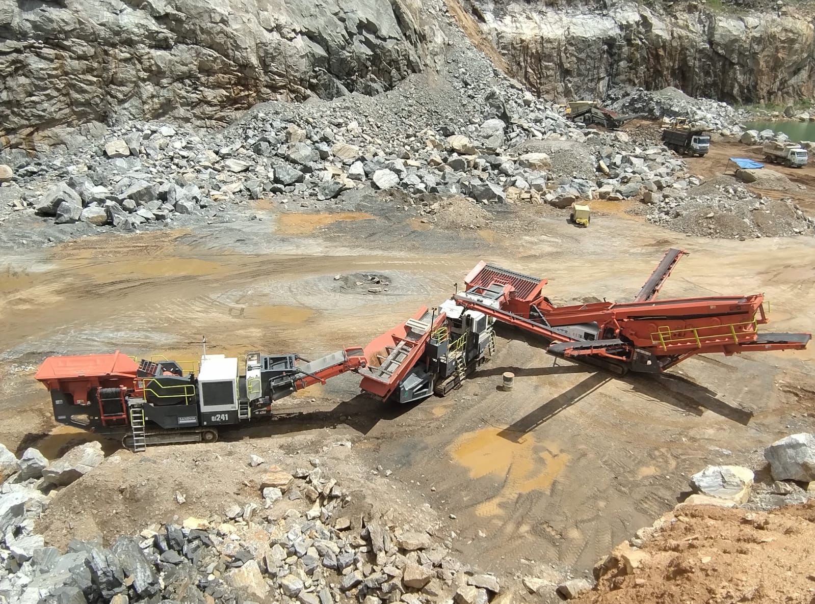 Britador Sandvik QJ-241/QH-331/QA-450 ano 2012