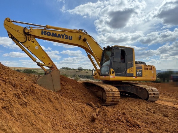 Escavadeira Komatsu PC210 ano 2020