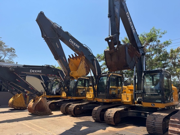 Escavadeira John Deere 210G ano 2022