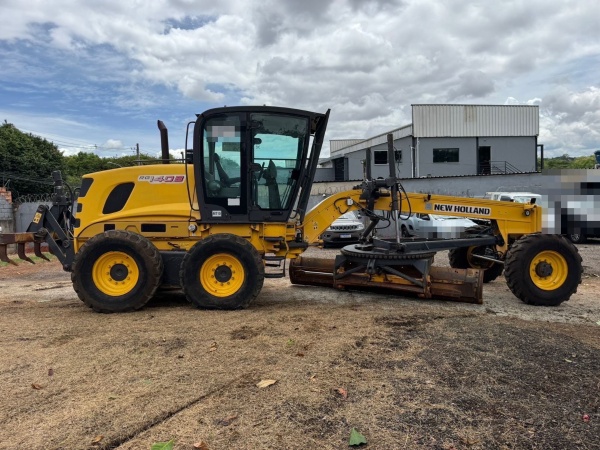 Motoniveladora New Holland RG140B ano 2011
