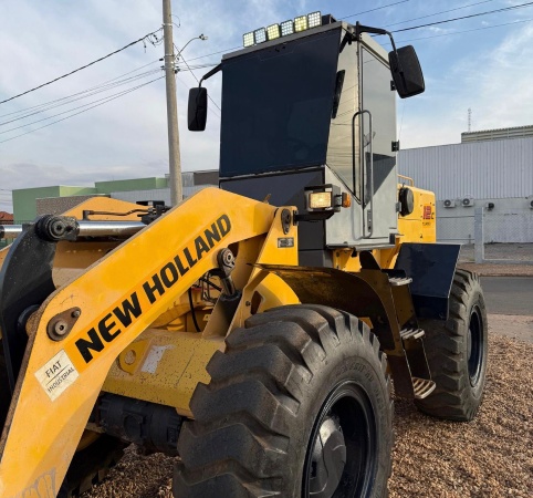 Pá Carregadeira New Holland 12C ano 2013
