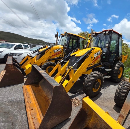 Retroescavadeira JCB 3CX ano 2020