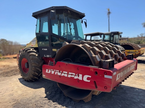 Rolo Compactador Dynapac CA250 PD ano 2013