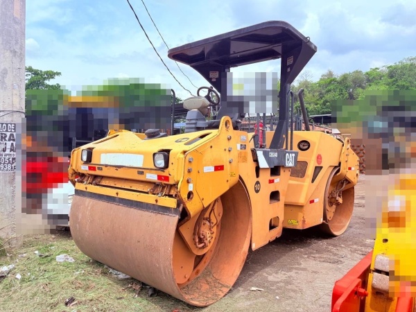 Rolo Compactador Caterpillar CB434D ano 2011