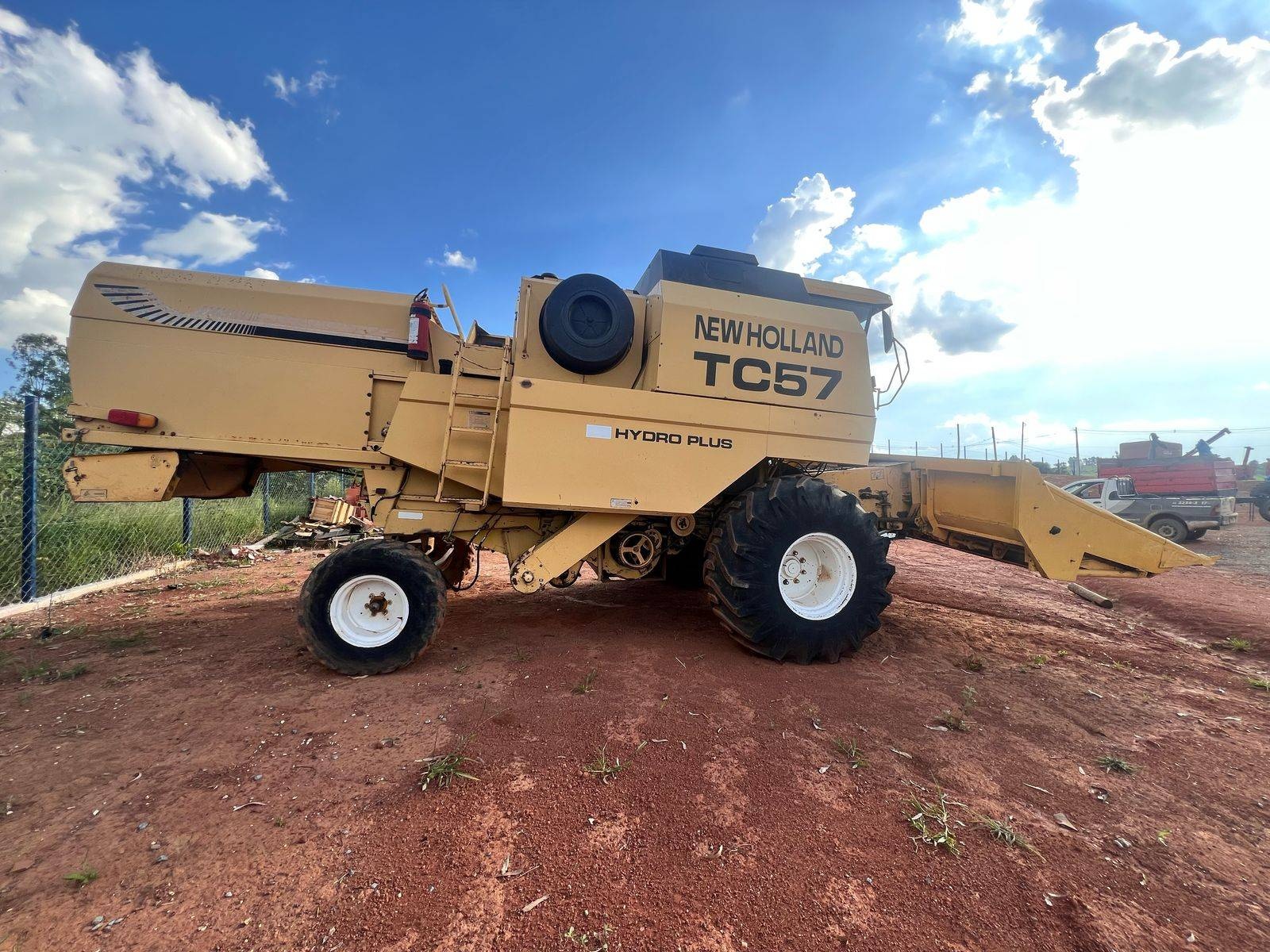 Colheitadeira New Holland TC 57
