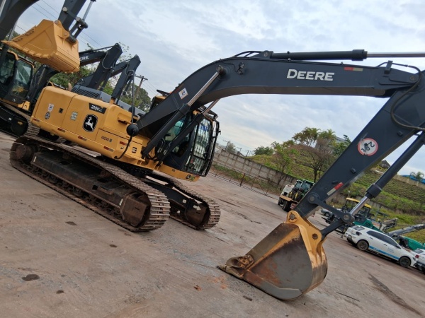 Escavadeira com Garras John Deere 210G LC ano 2022