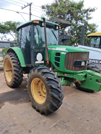 Trator John Deere 6125J ano 2011