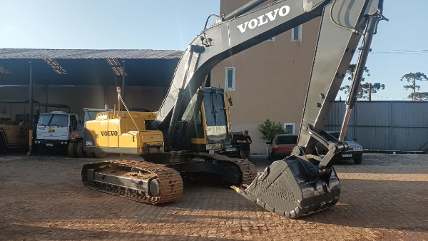 Escavadeira Volvo EC240BLC ano 2010