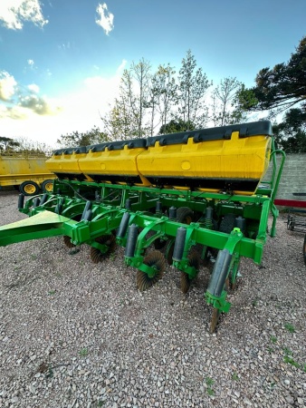 Plantadeira John Deere 2111 ano 2009