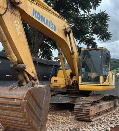 Escavadeira Komatsu PC200 ano 2011