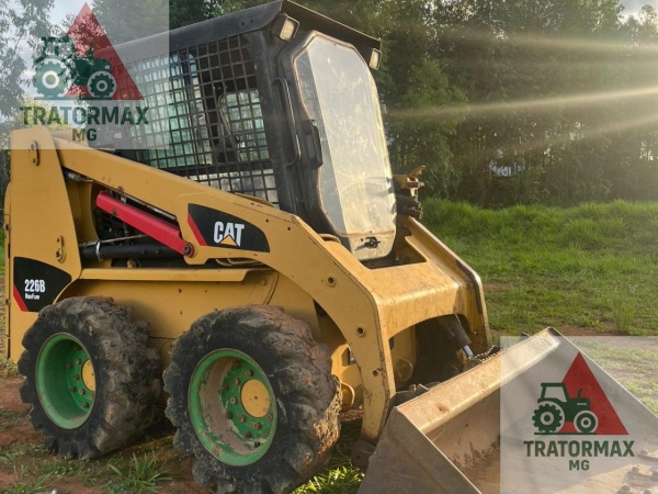 Mini Carregadeira Caterpillar 226B ano 2011