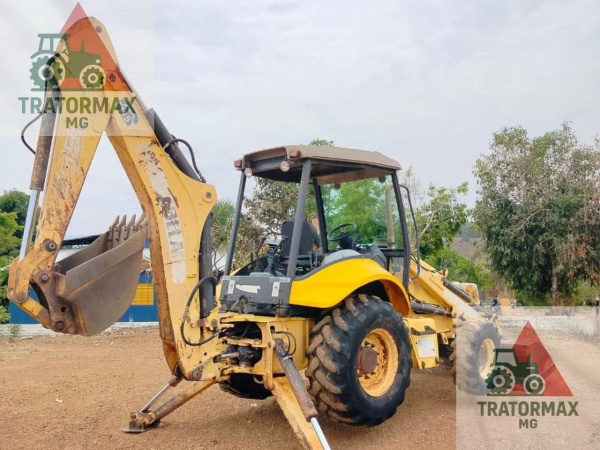 Retroescavadeira New Holland B95B 4x4 ano 2012