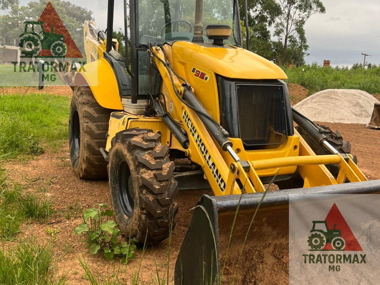Retroescavadeira New Holland B95B 4x4 ano 2014