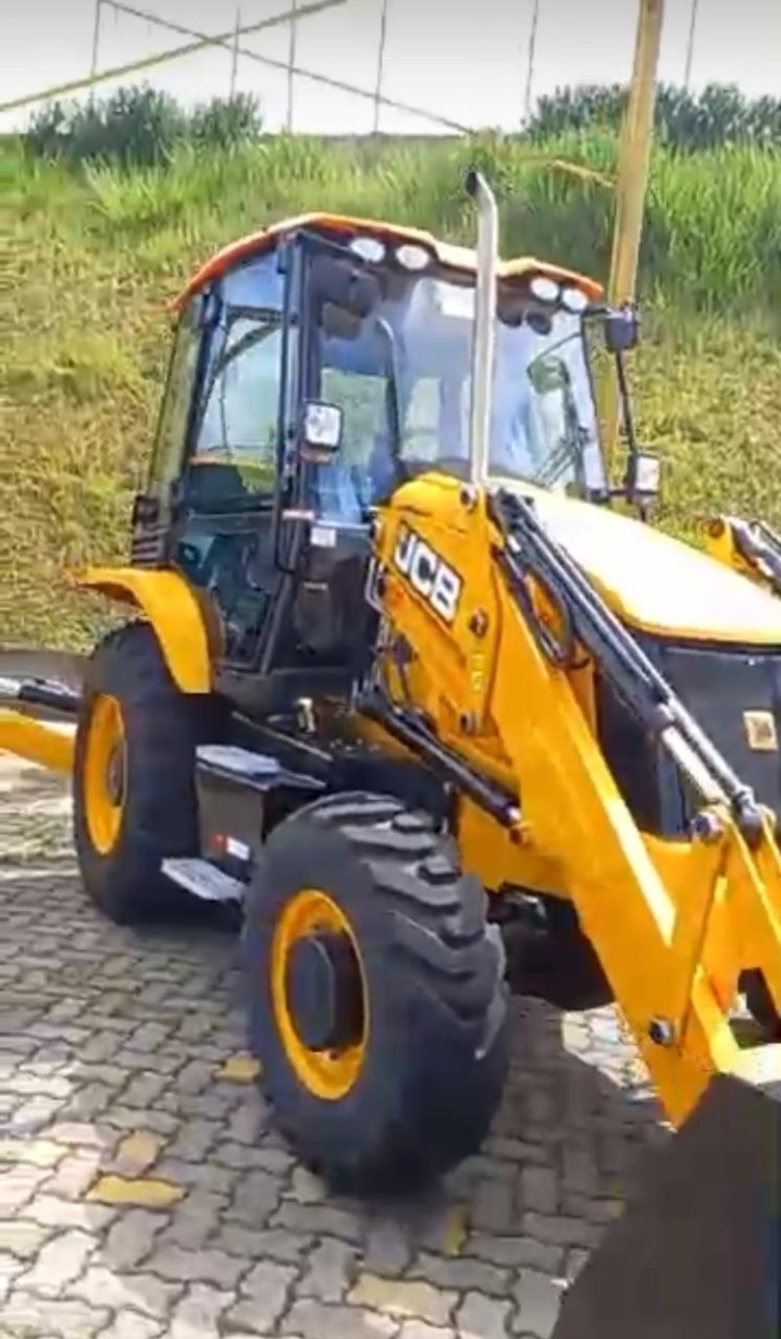 Retroescavadeira JCB 3CX ano 2024