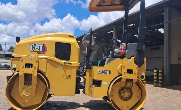 Rolo Compactador Caterpillar CB34 ano 2014