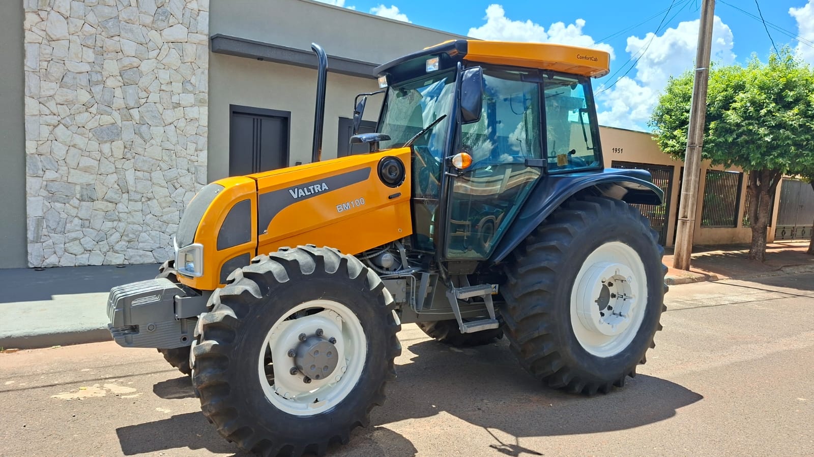 Trator Valtra BM 100 ano 2014