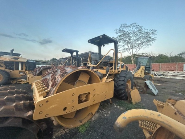 Rolo Compactador Caterpillar CS56 ano 2009