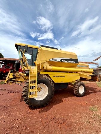 Colheitadeira New Holland TC 59 ano 2004