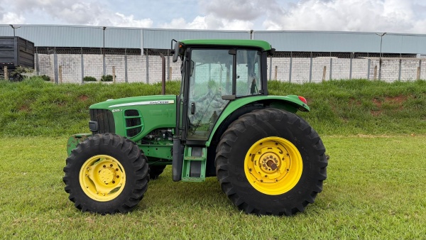 Trator John Deere 6110J ano 2014