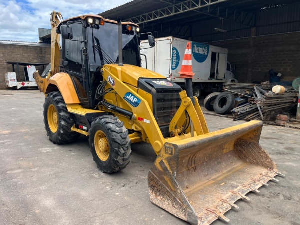 Retroescavadeira Caterpillar 416 ano 2022