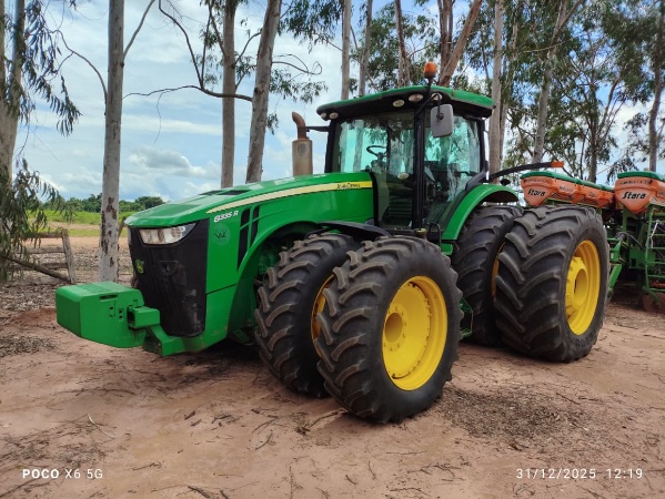 Trator John Deere 8335R ano 2014