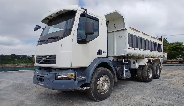 Caminhão Volvo VM 310 ano 2011