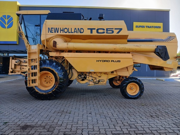 Colheitadeira New Holland TC 57 ano 2003