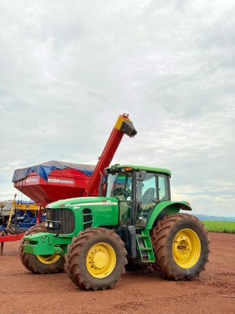 Trator John Deere 6180J ano 2012