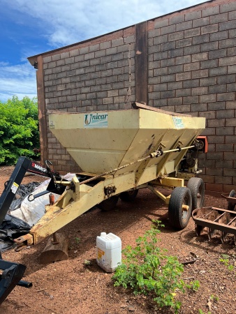 Distribuidor Unicar Calcareadeira 6.000 kg ano 2003 - Calcareadeira 6.000 kg - Implementos para Manutenção